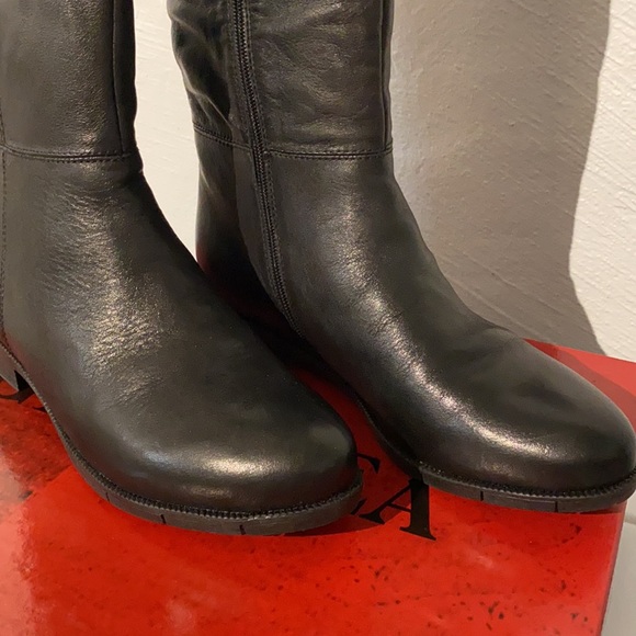 Beautiful tall leather boots with side zipper size 39 / 8.5 new but no tags - Picture 2 of 6